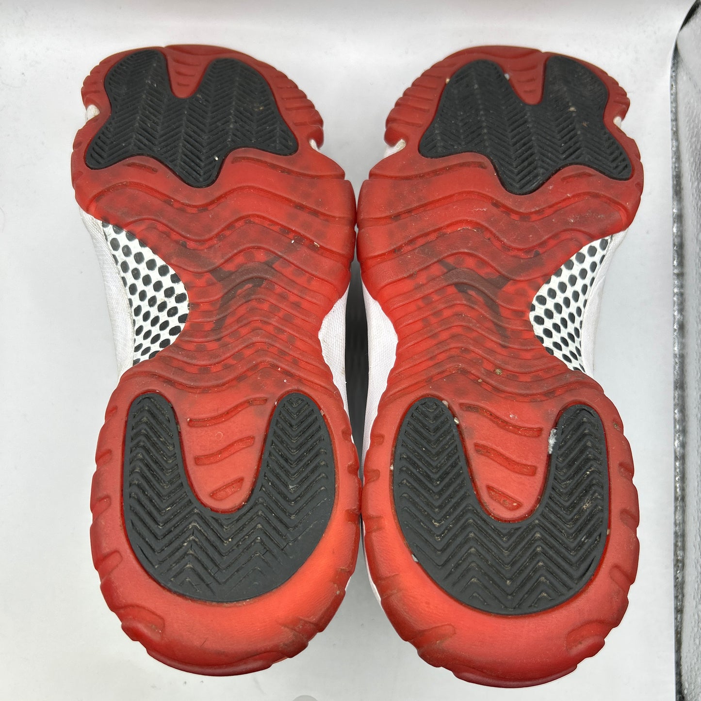 Air Jordan Bred 11 (UK 9)